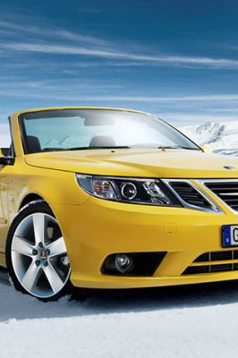 Žlutý Saab kabriolet ve sněhu