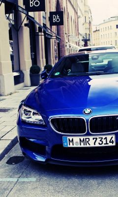 Modré sportovní auto BMW M6