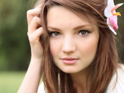 Krásná Dívka s Květinou - wallpaper preview