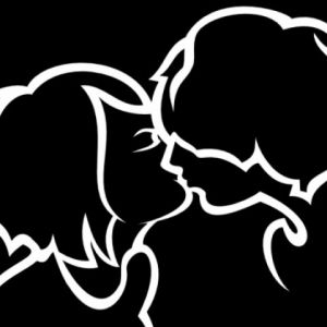 Silhouette romantického polibku