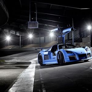 Modrý Sportovní Auto v Noci