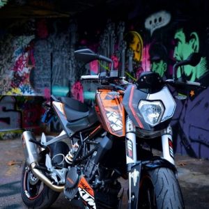 Stylový Motocykl v Městském Graffiti