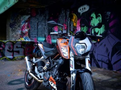 Stylový Motocykl v Městském Graffiti - wallpaper preview