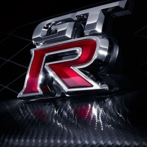 Emblém Nissan GT-R