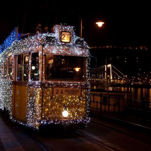 Ozdobený Tramvaj v Noci