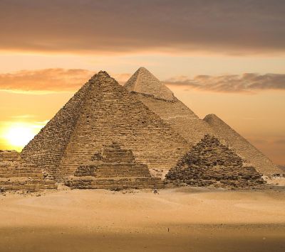 Pyramidy v Gíze při západu slunce