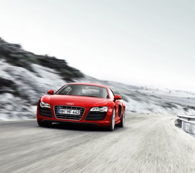 Červené Audi R8 na malebné silnici