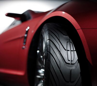Červené sportovní auto zblízka