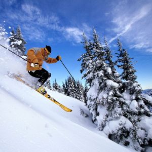 Skiing v zasněžených horách