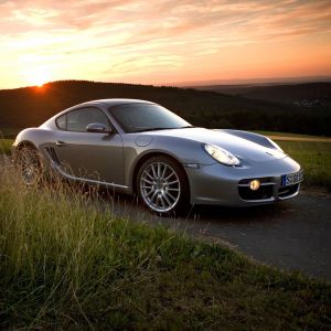 Porsche Cayman při západu slunce