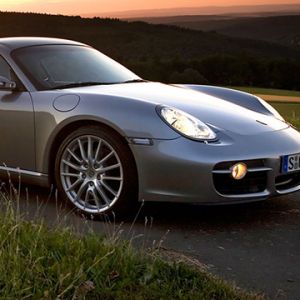 Stříbrné sportovní auto při západu slunce