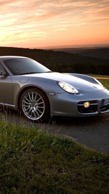Stříbrné sportovní auto při západu slunce