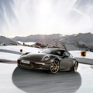 Porsche 911 ve sněhové krajině