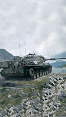 Vojenský tank na skalnatém terénu