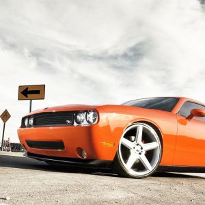Oranžový Dodge Challenger
