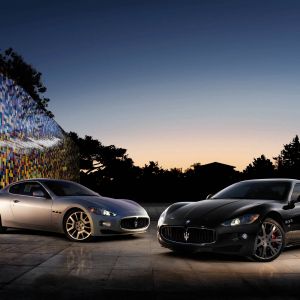 Maserati auta při západu slunce