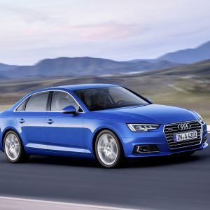 Modré Audi A4 na silnici