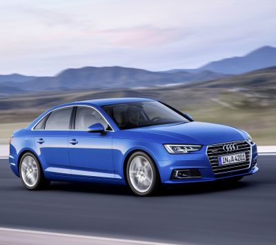 Modré Audi A4 na silnici - wallpaper preview
