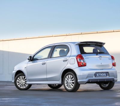 Stříbrné auto Toyota Etios