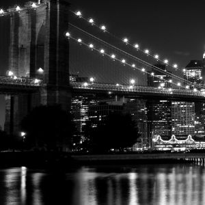 Noční pohled na Brooklynský most