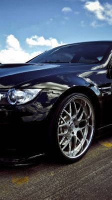 Elegantní Černé Auto s Hliníkovými Koly