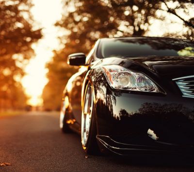 Elegantní Černé Auto při Západu Slunce