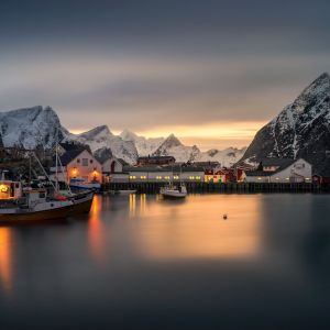 Malebný norský fjord při západu slunce