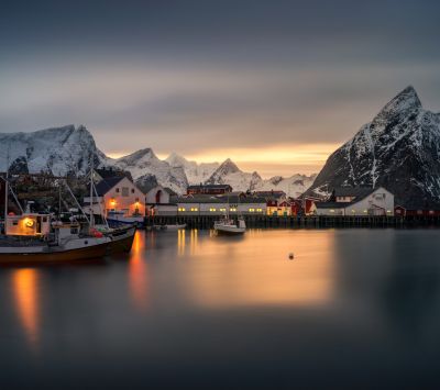 Malebný norský fjord při západu slunce